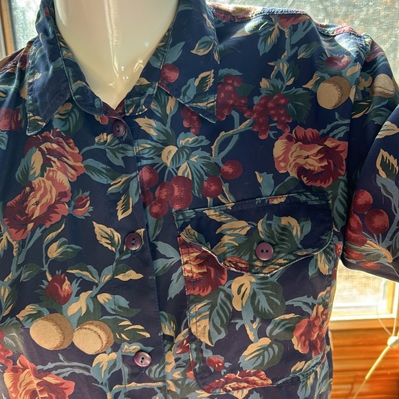 Ladies button top - Picture 2 of 5